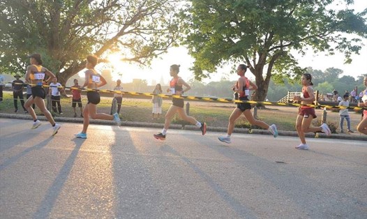Nguyễn Thị Ninh cùng các vận động nữ tham dự đường chạy marathon nữ sáng 6.5, thi đấu dưới trời nắng nóng, nhiệt độ cao, nên dẫn đến việc bị sốc nhiệt. Ảnh: Fresh News