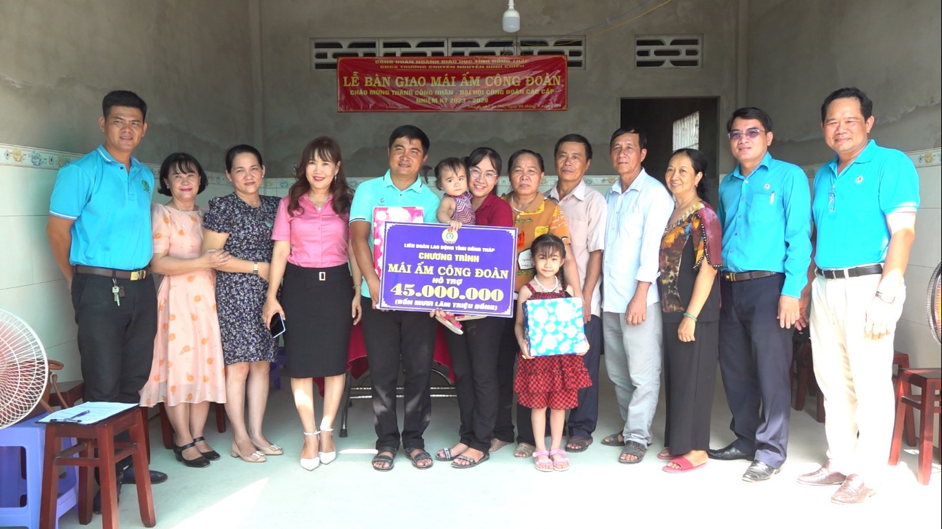 Bàn giao Mái ấm Công đoàn cho giáo viên. Ảnh: Thanh Nghĩa