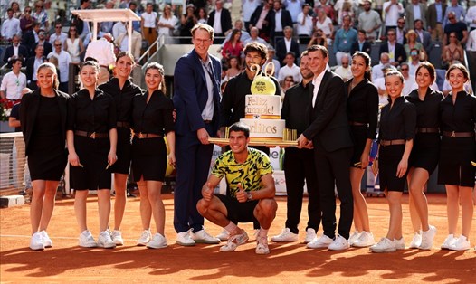 Carlos Alcaraz được chúc mừng sinh nhật 20 tuổi sau trận bán kết Mutua Madrid Open 2023. Ảnh: Tennis
