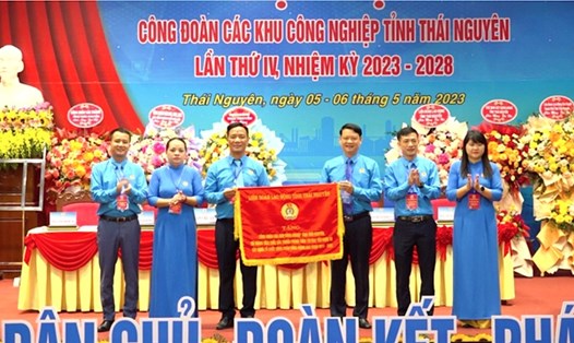 Lãnh đạo LĐLĐ tỉnh Thái Nguyên tặng Cờ thi đua cho Công đoàn các Khu công nghiệp tỉnh Thái Nguyên. Ảnh: Thế Lợi
