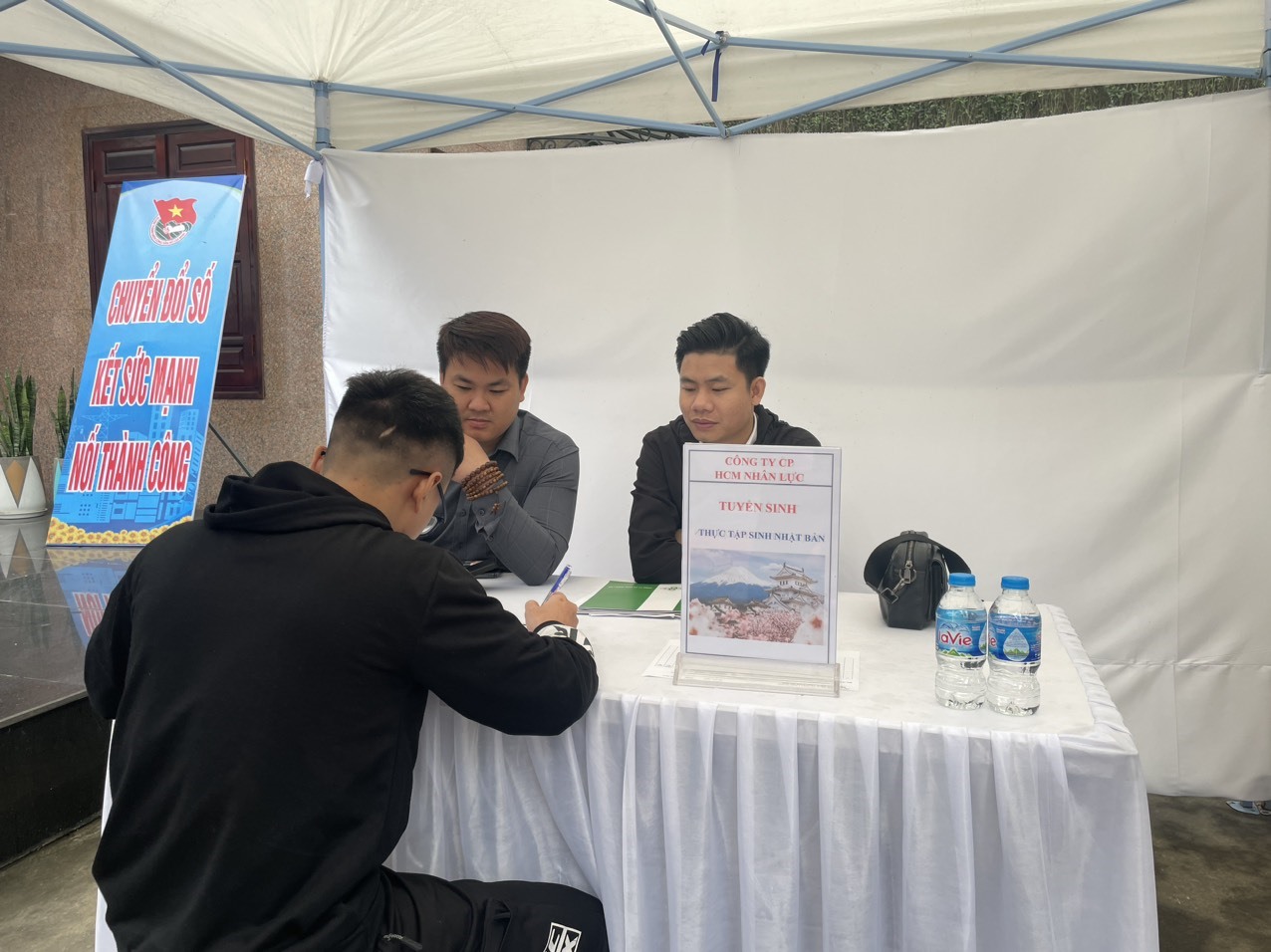 Người lao động được tư vấn tuyển sinh, xuất khẩu lao động. Ảnh: Lương Hạnh.