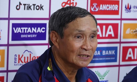 Huấn luyện viên Mai Đức Chung cùng tuyển nữ Việt Nam có 2 trân thắng trước Malaysia, Myanmar ở 2 lượt trận đầu tiên của SEA Games 32. Ảnh: Nguyễn Đăng