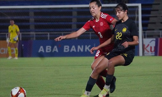 Tuyển nữ Philippines (áo đỏ) có trận thắng nhọc nhằn 1-0 trước tuyển nữ Malaysia tối 6.5. Ảnh: Nguyễn Đăng