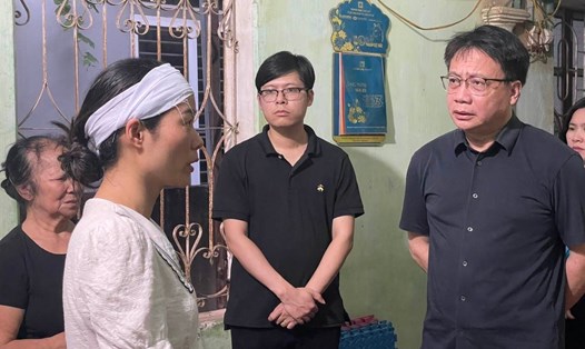 Chủ tịch CĐGD Việt Nam - Nguyễn Ngọc Ân (bên phải) chia buồn cùng gia đình thầy cô giáo bị tai nạn. Ảnh: CĐGDVN