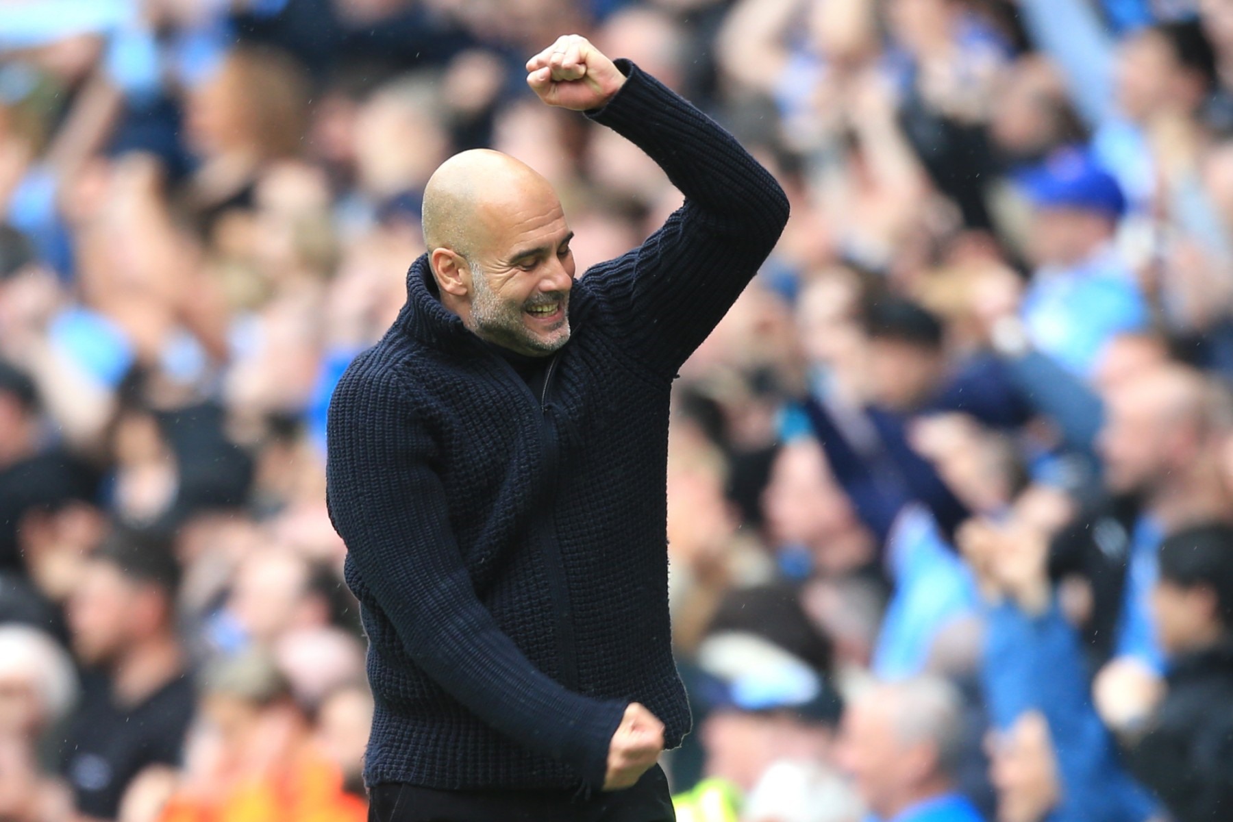 Pep Guardiola vui mừng sau trận thắng Leeds.  Ảnh: AFP