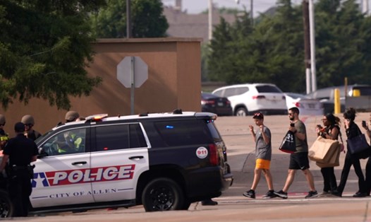 Cảnh sát hướng dẫn người dân rời khỏi hiện trường vụ xả súng ở Allen, Texas. Ảnh: AP