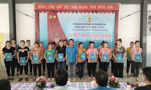 Lễ kết nạp đoàn viên công đoàn tại Công ty TNHH Sản xuất Giầy Chungjye Tuyên Quang. Ảnh: Công đoàn Tuyên Quang