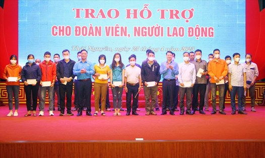 Lãnh đạo LĐLĐ tỉnh Thái Nguyên và Công đoàn các Khu công nghiệp tỉnh Thái Nguyên tặng quà cho đoàn viên dịp Tháng Công nhân 2023. Ảnh: Công đoàn Thái Nguyên