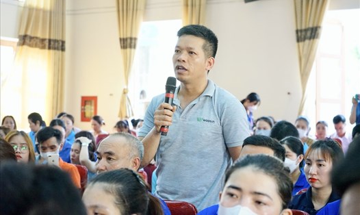 Anh Nguyễn Đình Biên – Công ty TNHH Woosin Vina kiến nghị về những bức xúc về vấn đề nhà ở xã hội cho công nhân lao động. Ảnh: Quỳnh Trang