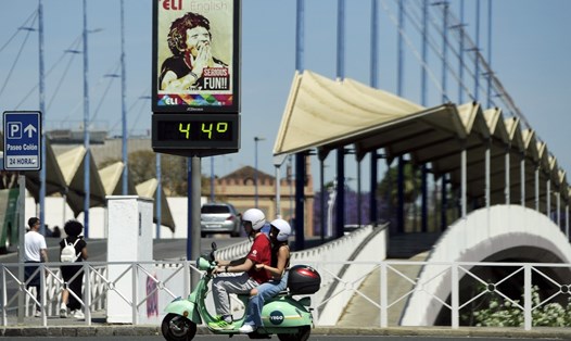 Nhiệt kế đường phố ghi 44 độ C ở Seville, Tây Ban Nha trong đợt nắng nóng tháng 4.2023. Ảnh: AFP