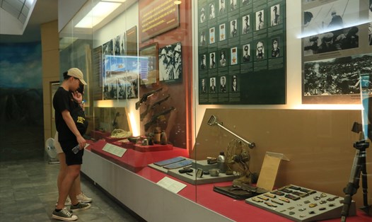 Người dân tham quan Bảo tàng Lịch sử quân sự Việt Nam, gian trưng bày hiện vật về chiến dịch Điện Biên Phủ. Ảnh: Trần Vương