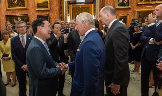 Chủ tịch nước Võ Văn Thưởng gặp gỡ và trao đổi với Nhà vua Charles III. Ảnh: ĐSQ Anh