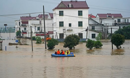 Cứu hộ lũ lụt ở tỉnh Giang Tây, Trung Quốc. Ảnh: Xinhua