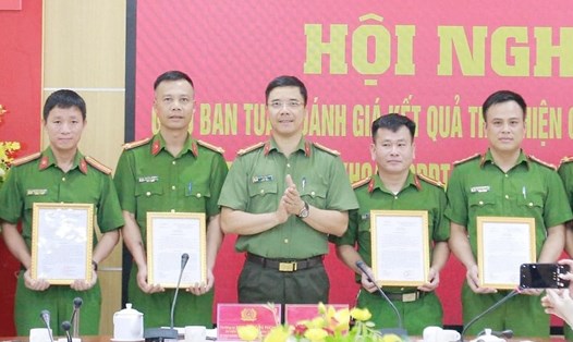 Thượng tá Nguyễn Hồng Phong - Giám đốc Công an tỉnh Hà Tĩnh trao bằng khen của Bộ trưởng Bộ Công an cho các tập thể. Ảnh Công an cung cấp.