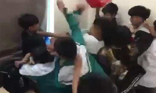 Hình ảnh học sinh đánh nhau cắt ra từ clip.