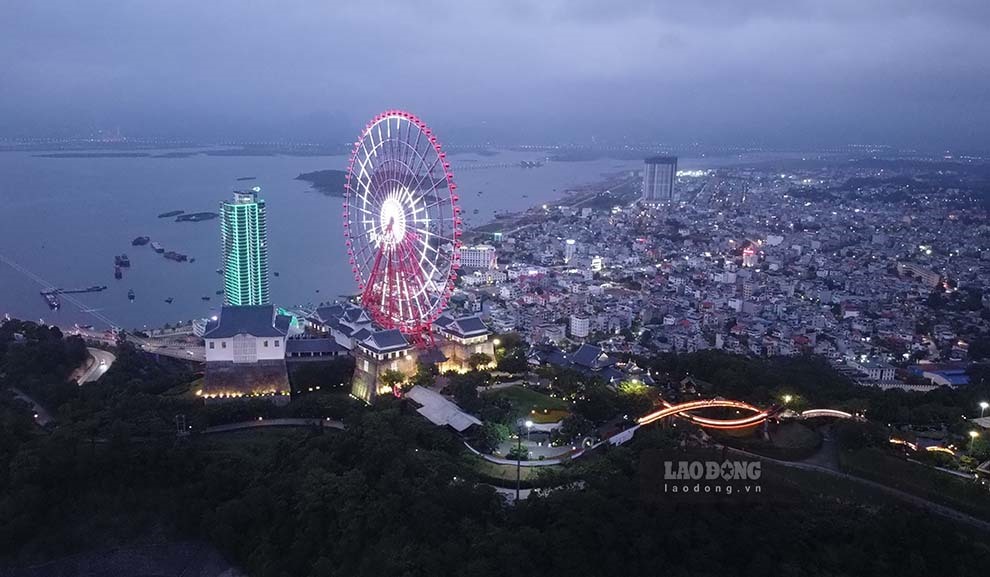 Toàn cảnh Hạ Long khi thành phố lên đèn. Ảnh: Đoàn Hưng