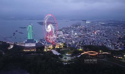 Toàn cảnh Hạ Long khi thành phố lên đèn. Ảnh: Đoàn Hưng
