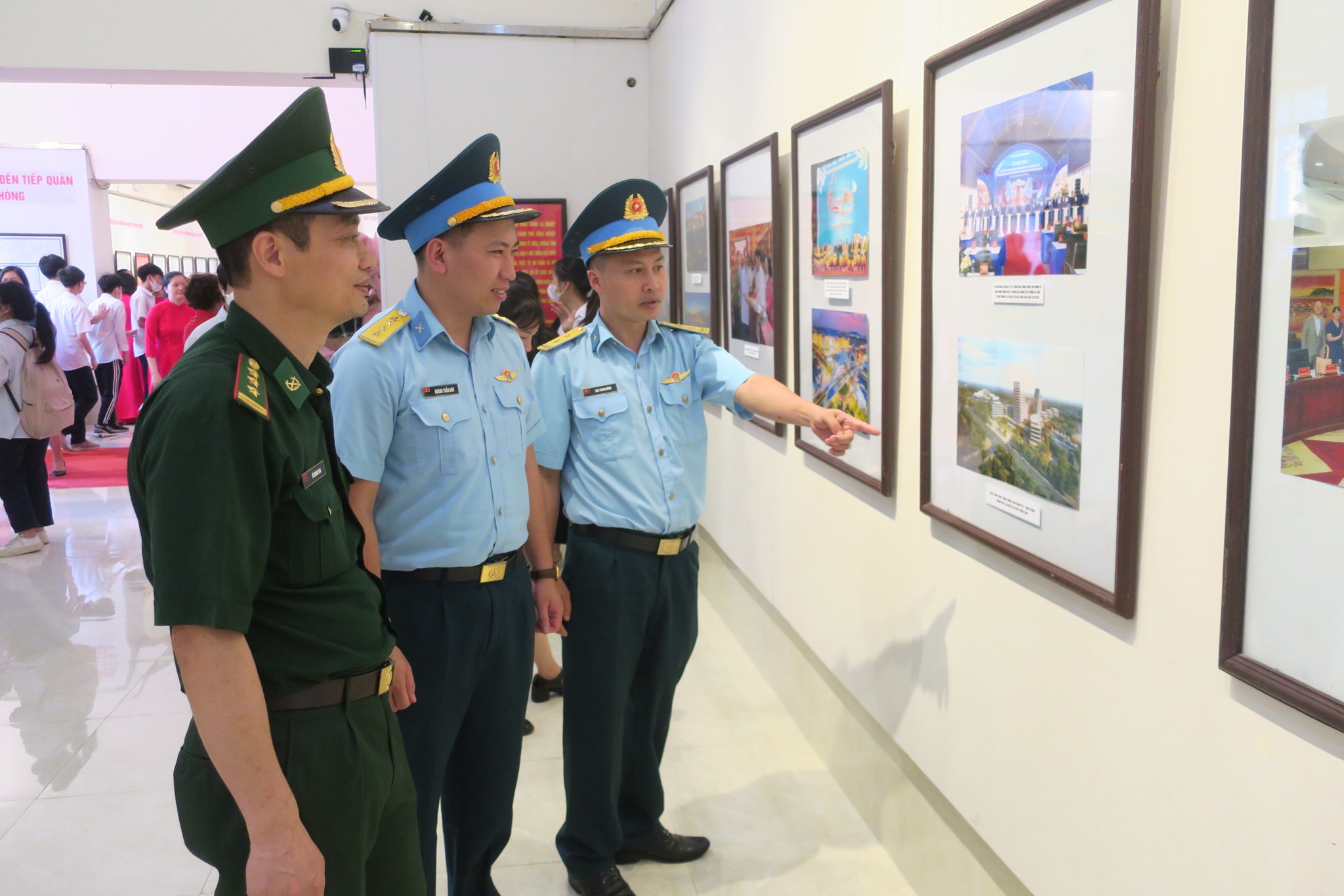 Hải Phòng trưng bày triển lãm hướng tới kỷ niệm Ngày Giải phóng thành phố