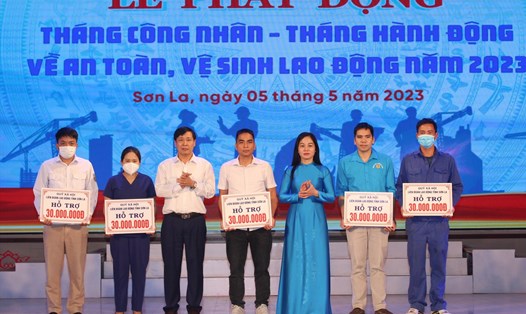 Trao hỗ trợ xây dựng "Mái ấm Công đoàn" cho đoàn viên, người lao động gặp khó khăn của tỉnh Sơn La. Ảnh: LĐLĐ Sơn La