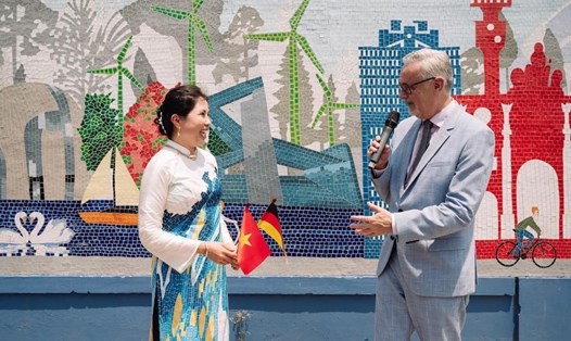 Khánh thành bức tranh gốm đánh dấu tình hữu nghị Việt – Đức tại Hà Nội. Ảnh: BTC