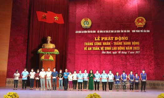 UBND tỉnh Hòa Bình tặng 10 suất quà cho gia đình có thân nhân bị tai nạn lao động cùng 40 công nhân có hoàn cảnh khó khăn. Ảnh: Khánh Linh