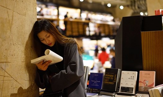 Một phụ nữ trẻ Trung Quốc đọc sách ở Thành Đô. Ảnh: Xinhua