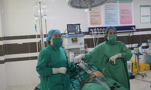 Các bác sĩ của Trung tâm Y tế huyện Tân Sơn cấp cứu thành công bệnh nhân vỡ u nang buồng trứng. Ảnh: TTYT huyện Tân Sơn.