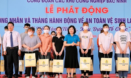 Lãnh đạo Liên đoàn Lao động tỉnh Bắc Ninh trao quà tới công nhân lao động có hoàn cảnh khó khăn tại lễ phát động. Ảnh: Phạm Minh Hiểu