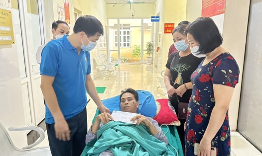 Thầy Nguyễn Đại Đình Nam bị thương nặng trong vụ tai nạn. Ảnh: Phùng Minh