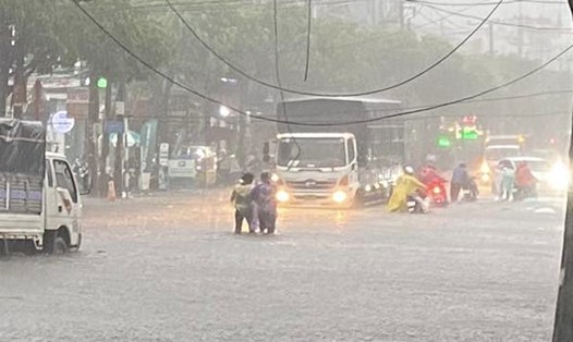 Đồng Nai đón cơn mưa lớn, khu vực công viên 30/4 ngập nặng, nhiều phương tiện phải dắt bộ. Ảnh: Hà Anh Chiến