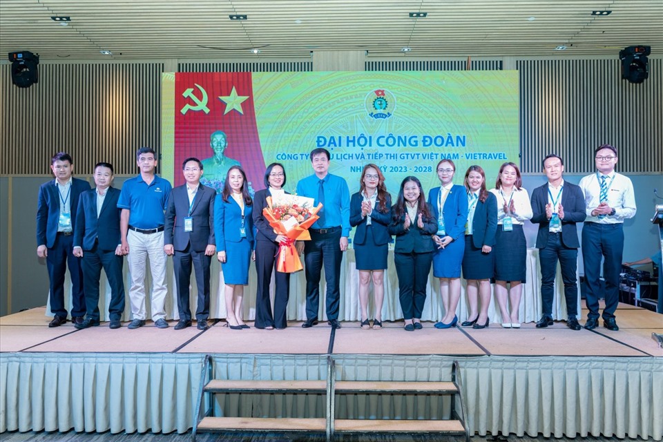 Lãnh đạo Công đoàn Giao thông Vận tải Việt Nam tặng hoa chúc mừng Công đoàn Công ty Vietravel nhiệm kỳ 2023 - 2028. Ảnh: Công đoàn GTVTVN