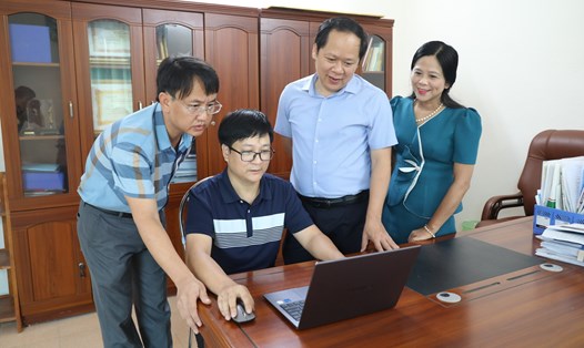 Lãnh đạo Sở GDĐT tỉnh Ninh Bình kiểm tra việc đăng ký dự thi trực tuyến tại Trường THCS Trương Hán Siêu (thành phố Ninh Bình). Ảnh: Diệu Anh