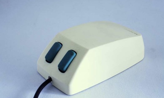 "Quái vật mắt xanh" Microsoft Mouse, con chuột máy tính đầu tiên được Microsoft ra mắt năm 1983. Ảnh: Neowin