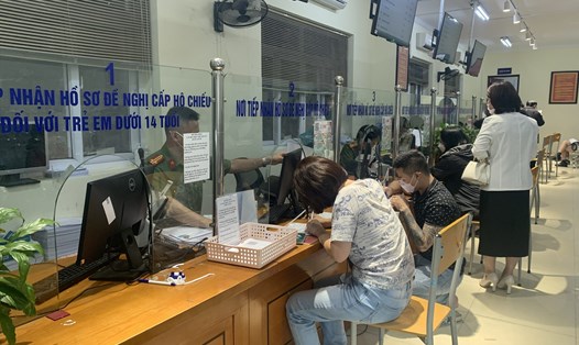 Người dân đến Phòng quản lý xuất nhập cảnh - Công an thành phố Hà Nội - đăng ký cấp hộ chiếu. Ảnh: Trần Vương