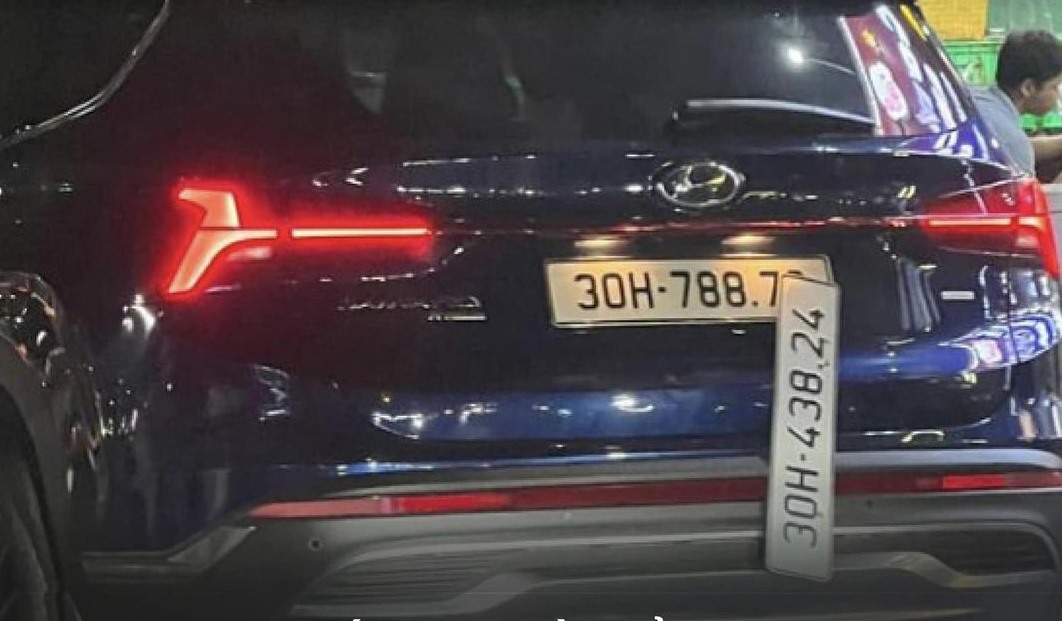 Xe dùng hai biển kiểm soát. Ảnh: OFFB