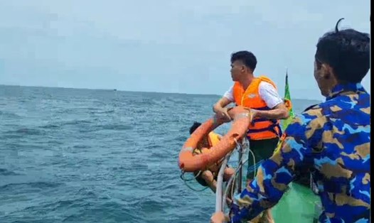 Các lực lượng tìm kiếm ngư dân mất tích trên biển. Ảnh: BP Quảng Trị.