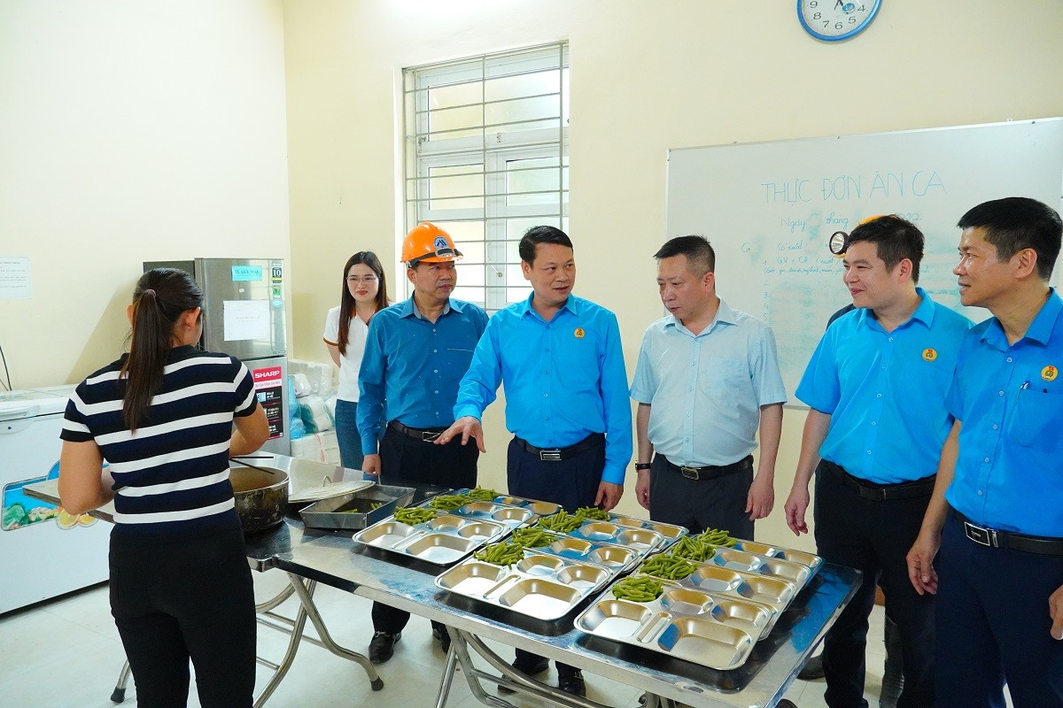 Chủ tịch LĐLĐ tỉnh Thái Nguyên Phạm Việt Dũng (thứ 4 từ phải sang) kiểm tra tình hình thực hiện công tác chăm lo cho người lao động. Ảnh: Nguyễn Tùng