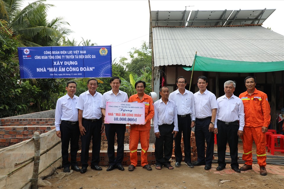 Đại diện Công đoàn Điện lực Việt Nam trao hỗ trợ Mái ấm công đoàn cho đoàn viên. Ảnh: Công đoàn Điện lực Việt Nam