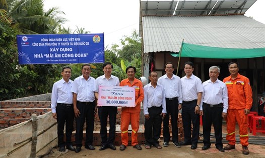 Đại diện Công đoàn Điện lực Việt Nam trao hỗ trợ Mái ấm công đoàn cho đoàn viên. Ảnh: Công đoàn Điện lực Việt Nam