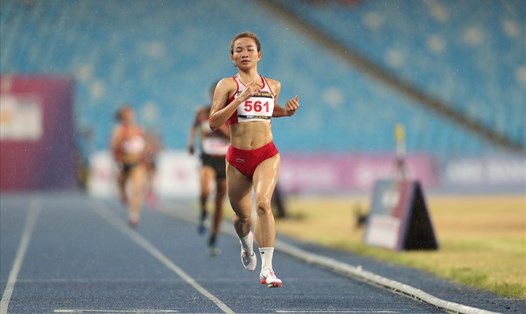Nguyễn Thị Oanh bỏ xa các đối thủ ở vòng cuối cùng, để giành huy chương vàng nội dung 5.000m nữ chiều 8.5. Ảnh: Hồng Linh
