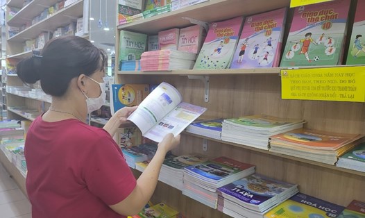 Hàng loạt sai sót của Nhà xuất bản Giáo dục khiến gia đình học sinh phải mua sách giáo khoa đắt hơn tới 85 tỉ đồng. Ảnh: Nguyễn Huyên