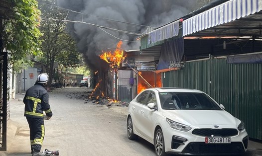 Hiện trường vụ cháy ở bãi trông xe tự phát tại số 35, 36 đường Trần Quốc Hoàn, quận Cầu Giấy, Hà Nội hôm 6.5. Ảnh: Công an cung cấp