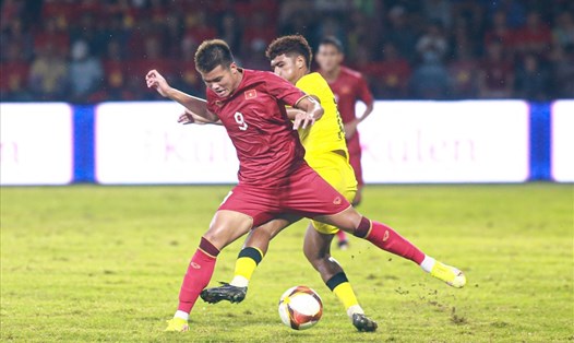Cú đúp của Nguyễn Văn Tùng (số 9) mang về chiến thắng 2-1 cho U22 Việt Nam trước U22 Malaysia. Ảnh: Thanh Vũ