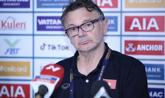 Huấn luyện viên Troussier dự họp báo sau trận thắng U22 Malaysia. Ảnh: Liêm Quang