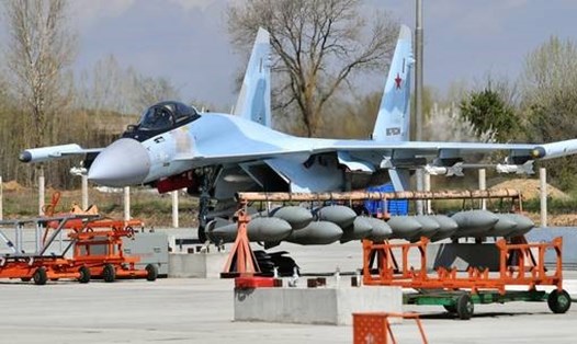 Bom được xếp ở phía trước máy bay chiến đấu Sukhoi Su-35 của Lực lượng Hàng không Vũ trụ Nga. Ảnh: Sputnik