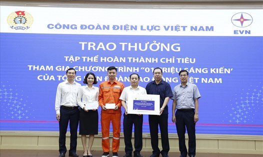 Ông Đỗ Đức Hùng - Chủ tịch Công đoàn Điện lực Việt Nam (thứ 2 từ phải sang) trao thưởng cho Công đoàn EVNHANOI vì hoàn thành chỉ tiêu Chương trình 1 triệu sáng kiến. Ảnh: Công đoàn EVNHANOI