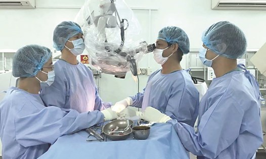 Bác sĩ đang phẫu thuật cho bệnh nhân. Ảnh: Nguyễn Ly