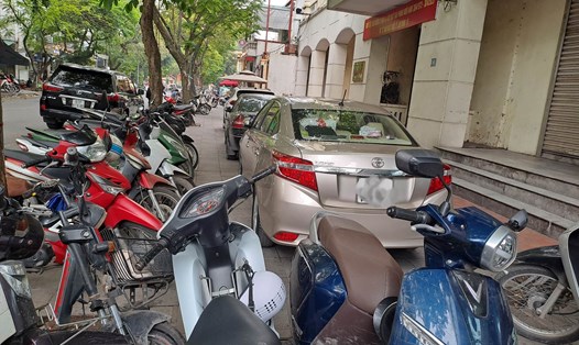 Công an quận Hoàn Kiếm xử lý nghiêm xe ôtô đỗ trên vỉa hè. Ảnh: Minh Hạnh