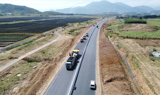 Cao tốc Vân Phong - Nha Trang đang gặp khó do không thỏa thuận được với các chủ mỏ đất đắp. Ảnh minh họa: Hữu Long