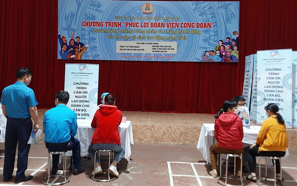 Người lao động được khám sức khoẻ miễn phí từ Chương trình Phúc lợi đoàn viên Công đoàn do LĐLĐ tỉnh Lạng Sơn phối hợp tổ chức. Ảnh: Công đoàn Lạng Sơn